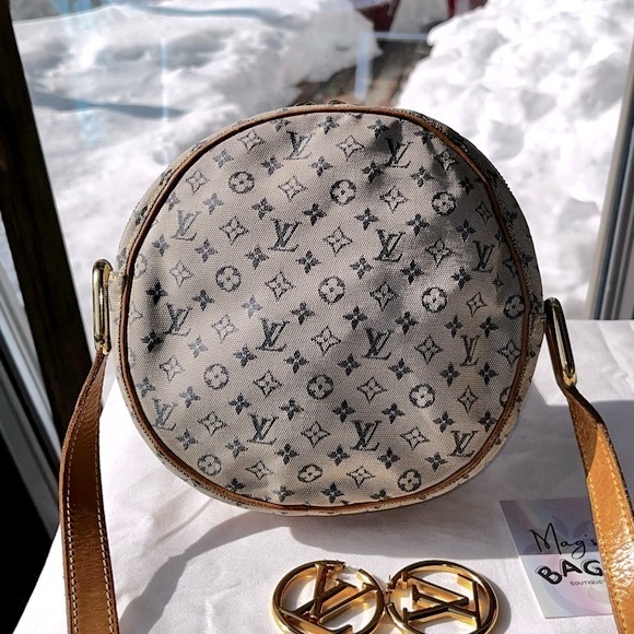 Louis Vuitton: Round Monogram LV Mini Crossbody Bag (seen on Ariana Grande) - Picture 6 of 17